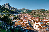 Il paese di Grazalema adagiato tra i picchi della Sierra del Pinar. 