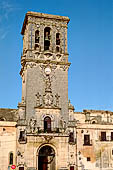 Arcos de la Frontera, Basilica de Santa Maria de la Asuncin, la torre sulla facciata che da su Plaza del Cabildo.