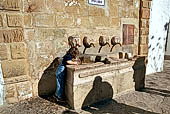 Grazalema, fontana di acqua potabile in Piazza di Spagna. 
