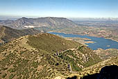 Vista su Zahara de la Sierra lungo la strada che scende dal Poerto de las Palomas (1350m)  proveniente da Grazalema. 
