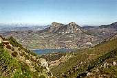 Vista sul Pico de las Gracia lungo la strada che scende dal Poerto de las Palomas (1350m)  proveniente da Grazalema. 