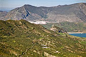 Il castello di Zahara de la Sierra con la citt di Algodonales sullo sfondo, lungo la strada che scende dal Puerto de las Palomas (1350m) proveniente da Grazalema. 