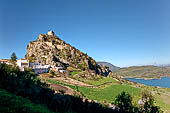 Zahara de la Sierra, sotto le rovine del castello sul Penon Rodado. 