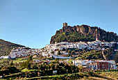Zahara de la Sierra, sotto le rovine del castello sul Penon Rodado. 
