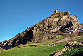 Zahara de la Sierra, sotto le rovine del castello sul Pernon Rodado. 