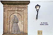 Vejer de la Frontera, Placca posta sulla chiesa della Mercede che ricorda una 'cobijada' (donna velata) antica usanza risalente ai tempi della dominazione musulmana. 