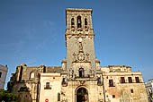 Arcos de la Frontera, Basilica de Santa Maria de la Asuncin, la torre sulla facciata che da su Plaza del Cabildo. 