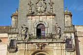 Arcos de la Frontera, Basilica de Santa Maria de la Asuncin, la torre sulla facciata che da su Plaza del Cabildo. Ai lati del balcone le statue di San Pietro e San Paolo. 