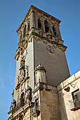 Arcos de la Frontera, Basilica de Santa Maria de la Asuncin, la torre sulla facciata che da su Plaza del Cabildo. 