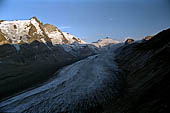 Austria Alti Tauri salita al Gross Glokner, Wasserfall winkel. Alba sul ghiacciaio. 