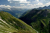 Austria Alti Tauri dal Gross Glokner al Salm Hutte, Vista della alta valle della Moll e della conca di Heiligenblutt dal passo Stocker.