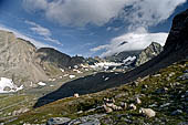 Austria, Alti Tauri dal Salm Hutte a Heiligenblutt. Vista del versante sud del Grossglockner(fra le nubi) dal rifugio Salm. 