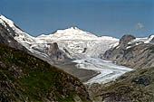 Austria Alti Tauri, escursione dal Franz Josef Haus al Salm Hutte. Vista del Pasterzenkrees dal sentiero che sale al passo Stocker. 