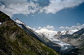 Austria Alti Tauri, escursione dal Franf Josef Haus al Salm Hutte. Vista del Pasterzenkrees dal sentiero che sale al passo Stocker. 