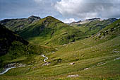 Austria Alti Tauri, escursione dal Salm Hutte a Heiligenblutt.  Il sentiero percorre il fondo della Leitertall. Da qui la vista verso la testa della valle.