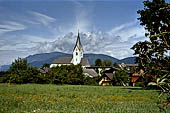 Austria, Carinzia. In bici lungo la Drava nella Rosental. La Chiesa di Maria Gail. 