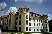Austria, Carinzia. In bici da Feldkirken al lago di Ossiach. L'edificio di Bamberg Amthof a Fieldkirchen.