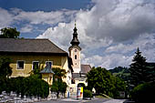 Austria, Carinzia.In bici da Feldkirken al lago di Ossiach. Il centro di Feldkirken con la chiesa di 'Maria in Dorm'. 