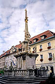 Austria, Carinzia. In bici da S. Veit al Castello di Hochosterwitz. La piazza principale di St Veit e municipio del XV sec. 