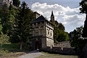 Austria, Carinzia. In bici da S. Veit al Castello di Hochosterwitz. La rocca di Osterwitz. Khevenhullertor. 
