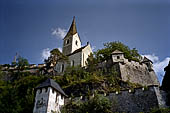 Austria, Carinzia. In bici da S. Veit al Castello di Hochosterwitz. La rocca di Osterwitz. Il nono portone e la cappella circondata dai bastioni. 