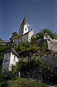 Austria, Carinzia. In bici da S. Veit al Castello di Hochosterwitz. La rocca di Osterwitz. Il nono portone e la cappella circondata dai bastioni.