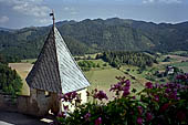 Austria, Carinzia. In bici da S. Veit al Castello di Hochosterwitz. La rocca di Osterwitz. Vista dal corridoio coperto sui monti del Magdalenesberg.