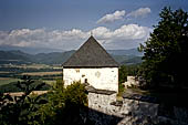 Austria, Carinzia. In bici da S. Veit al Castello di Hochosterwitz. La rocca di Osterwitz. I bastioni della rocca. 