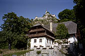Austria, Carinzia. In bici da S. Veit al Castello di Hochosterwitz. La rocca di Osterwitz. Le costruzioni ai piedi della rocca probabnilmente anch'esse dello stesso periodo in cui la rocca fu costruita. 