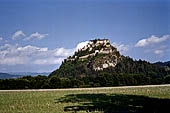 Austria, Carinzia. In bici da S. Veit al Castello di Hochosterwitz. La rocca di Osterwitz. La piana leggermente ondulata tutto attorno alla rocca fa parte di un'area di protezione del paesaggio.