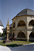 Austria Carinzia, Klagenfurth. Il duomo gotico di Maria Saal. La notevole Rundkarnen e la Lichtsaule (XV sec). 