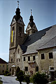 Austria Carinzia, Klagenfurth. Il duomo gotico di Maria Saal. Incastonati nei muri della chiesa si trovano numerosi bassorilievi che risalgono al periodo romano. 