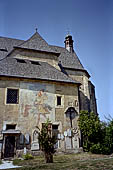Austria Carinzia, Klagenfurth. Il duomo gotico di Maria Saal. Incastonati nei muri della chiesa si trovano numerosi bassorilievi che risalgono al periodo romano. 