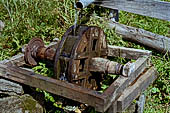 Austria, Carinzia. Monti del Nock. Escursione al Windbensee. Lungo il sentiero si incontrano diversi antichi masi contadini caratteristici dell'alta carinzia. Una ruota a pale di legno.