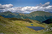 Austria, Carinzia. Monti del Nock. Escursione al Windbensee.  Sentiero di cresta con vista del versante Nord sul Rinsennock.