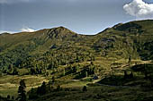 Austria, Carinzia. Monti del Nock. Escursione al Windbensee.  Guardando verso sud dal Windeben la costiera dello Steinnock-Falkertkopf. 