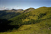 Austria, Carinzia. Monti del Nock. Escursione al Windbensee.  Percorrendo l'l'Hobersteig n. 5 guardando la verso la Grundtal.   