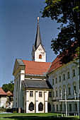 Austria, Carinzia. Klagenfurth. In bici lungo la sponda sud del Worthersee con la penisola di Maria Worth. Il santuario. 