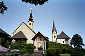 Austria, Carinzia. Klagenfurth. In bici lungo la sponda sud del Worthersee con la penisola di Maria Worth col santuario. 