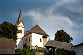 Austria, Carinzia. Klagenfurth. In bici lungo la sponda sud del Worthersee con la penisola di Maria Worth. Il santuario. 