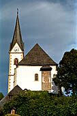 Austria, Carinzia. Klagenfurth. In bici lungo la sponda sud del Worthersee con la penisola di Maria Worth. Il santuario. 