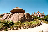 Costa di granito rosa. Il sentiero dei Doganieri. La Maison du Littoral. 