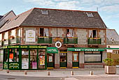Costa di granito rosa. Ploumanac'h, il nostro albergo proprio dietro la spiaggia di Saint-Guirec. 