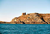 Costa di granito rosa. Riserva delle Sept-Iles. Isola dei Monaci, resti della fortezza. 