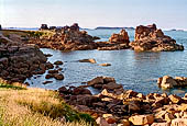 Costa di granito rosa. Il sentiero dei Doganieri. La piccola baia nei pressi dello Squewel uno scoglio tra i pi avanzati verso il mare. 