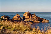 Costa di granito rosa. Il sentiero dei Doganieri. La piccola baia nei pressi dello Squewel uno scoglio tra i pi avanzati verso il mare. 