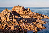 Costa di granito rosa. Il sentiero dei Doganieri. La piccola baia nei pressi dello Squewel uno scoglio tra i pi avanzati verso il mare. 
