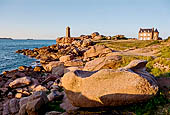 Costa di granito rosa. Il sentiero dei Doganieri. Faro di Ploumanac'h e la Maison du Littoral. 