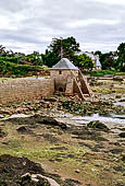 Costa di granito rosa. Ploumanac'h, la diga del Piccolo Traourierò col mulino a marea.
