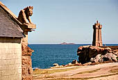 Costa di granito rosa. Il sentiero dei Doganieri. Faro di Ploumanac'h